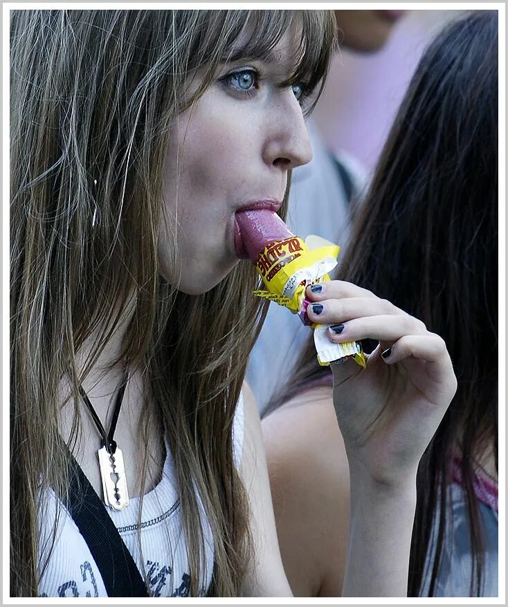 Девушка с кукурузой во рту. Девушка с двумя бананами. 18 сасать. Красивые девушки отсос. Саша грей с чупачупсом.