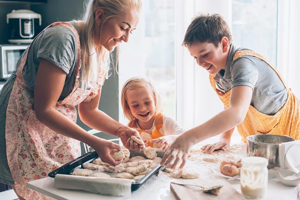 Родители с детьми го овят. Кухня для детей. Семья на кухне. Готовка с семьей. Папа готовит еду