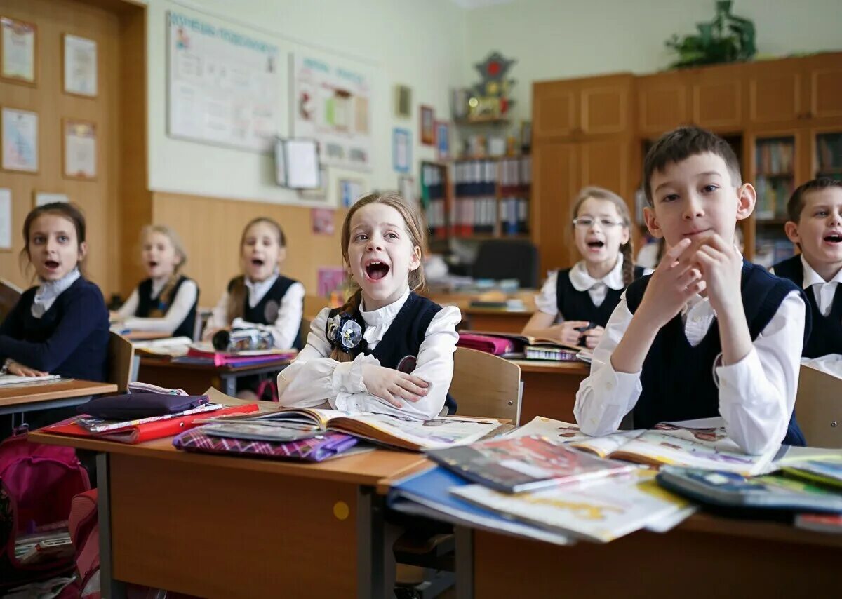 Движение детей и молодежи большая перемена. Дети в классе. Школьники в классе. Класс с учениками.