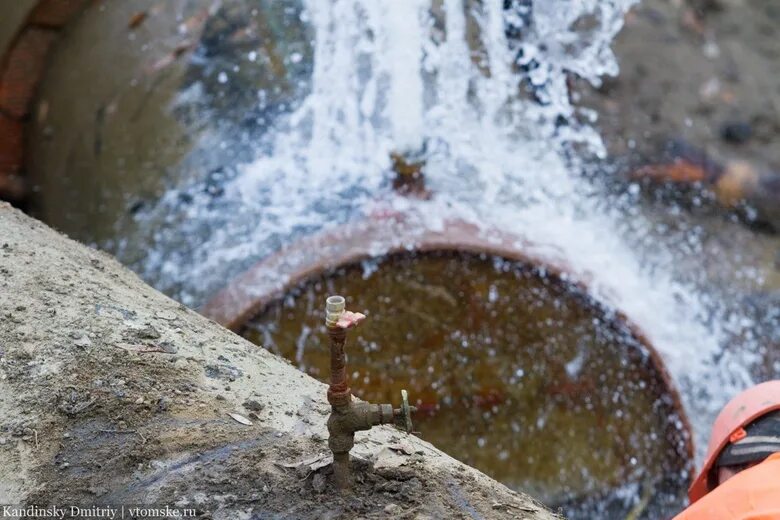 Обрушивается поток воды. Порыв водопровода зимой. Утечки воды приводят к подмыву грунта. Порыв воды в Кудепсте. Томск мост киргизка.