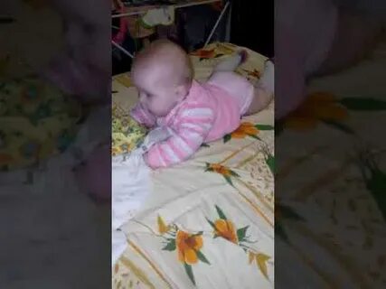 Со скольких месяцев ребенок начинает переворачиваться
