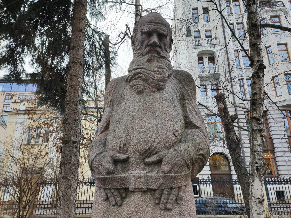Толстой статуя. Памятник льву толстому (москва, пречистенка). памятник льву толстому (москва, девичье поле). памятник льву толстому махачкала. статуя льва толстого.