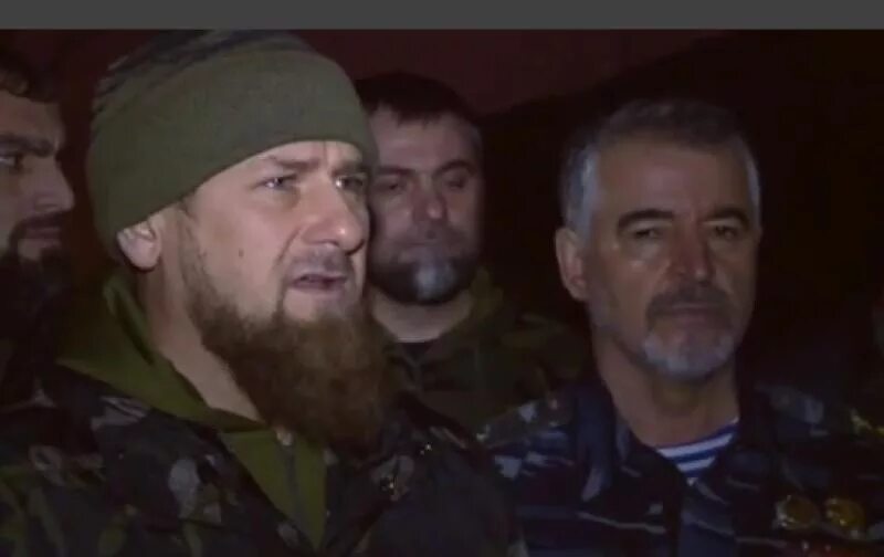 Басаев и кадыров. Рамзан кадыров боевик 1996. рамзан кадыров и басаев. кадыров масхадов басаев. шамиль басаев и рамзан кадыров.