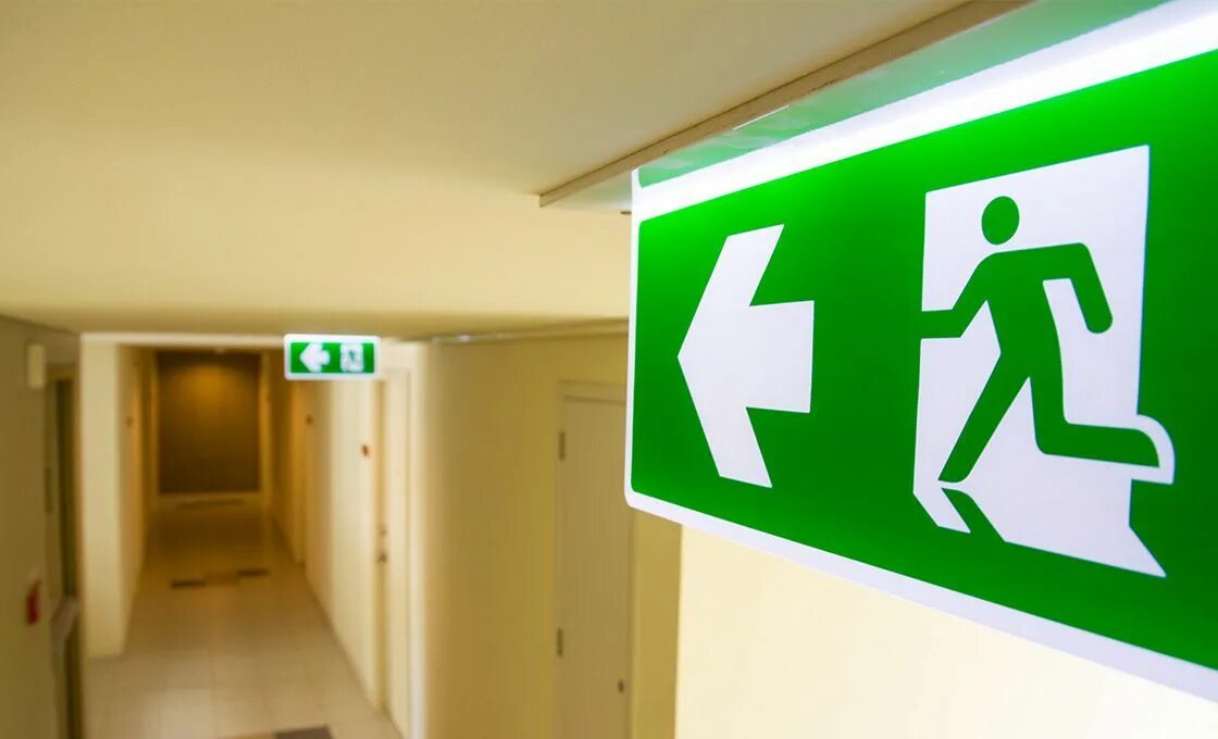 Табличка выход со стрелкой. Запасный выход табличка. Куда лучше выход. Выход. Табличка "аварийный выход".