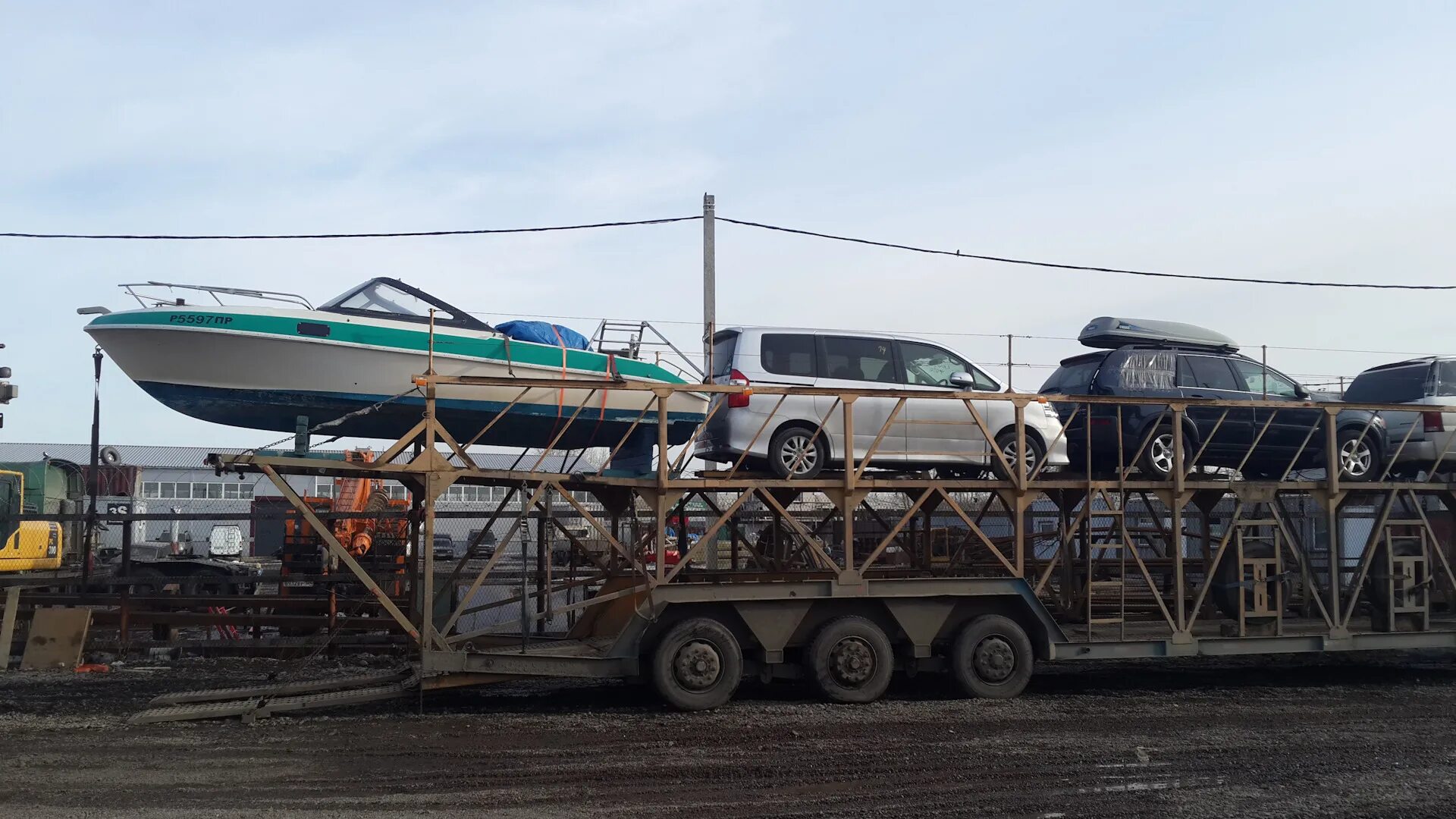 Перевезти катер. Автовоз камаз 941300. автовоз continental truck. вектура автовозы. маз перевоз катера.