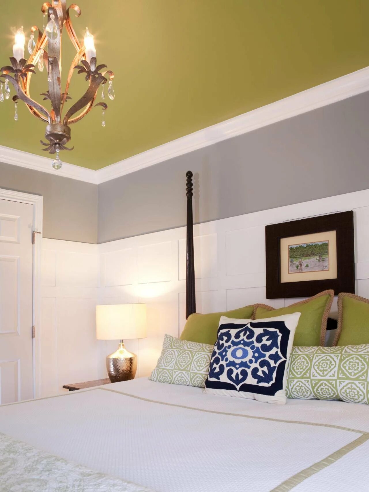 Сочетание цветов потолка. Красивый цвет стен. Оливковый цвет стен в интерьере. Цветовые решения для спальни. Спальня в оливковых тонах.