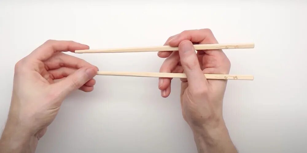 Рука с палочками для суши. Рисование палочкой для суши. Рука держит палочки для суши. Искусство есть палочками. Как есть рис палочками