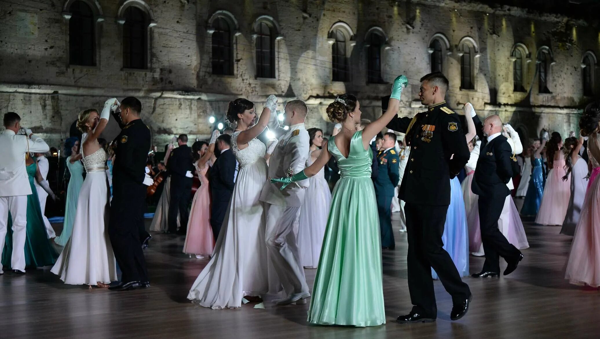 Офицерский бал. Бал в Крыму. Платье для офицерского бала. Платье на бал. Балу крым