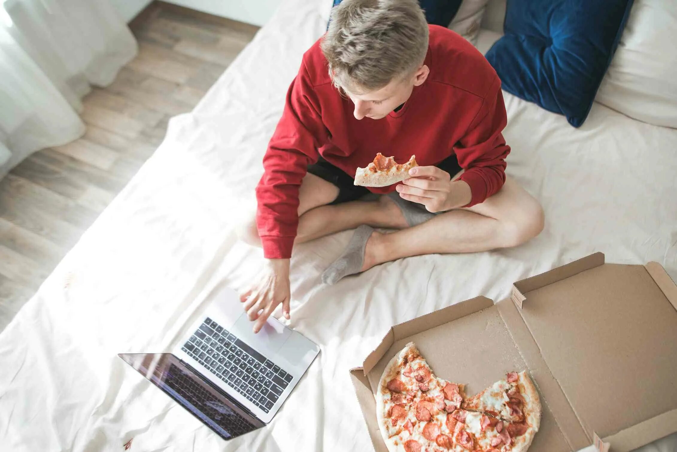 Можно ли сидеть в горячей. Ноутбук на кровати с пиццей. Пицца и ноутбук. Ест пиццу за ноутом. Лежа с ноутбуком.