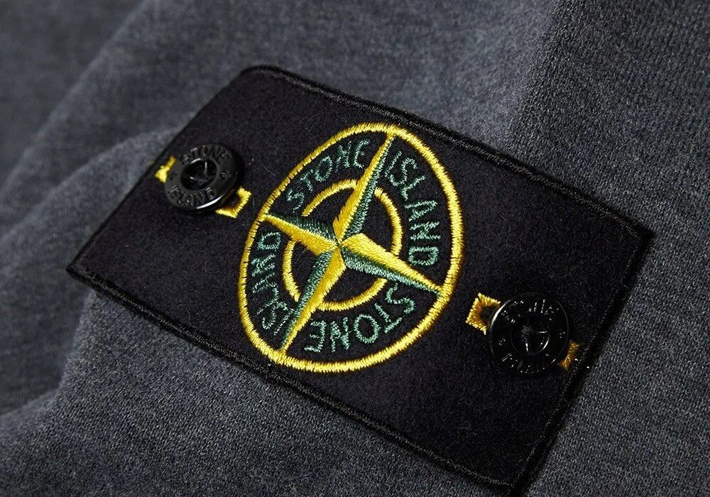 Stone island оффники. Стон исланд цепь. Stone island нашивки круглые. Стоник на аву. Зип худи стон айленд.