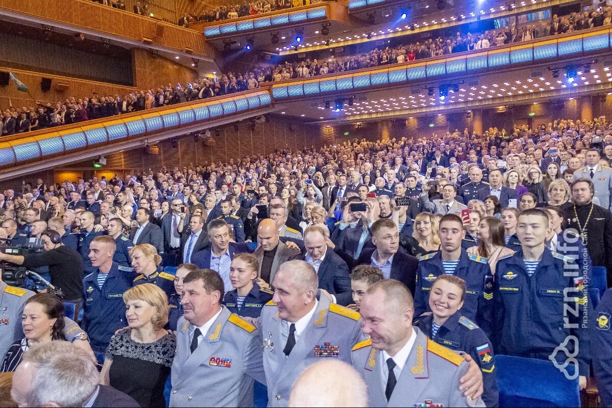 Концерт ансамбля Александрова в Кремлевском Дворце в 2013 году. День Победы Кремлевский дворец. Концертный зал Кремля патриотический концерт. Студент в Кремлевском Дворце. 10.11 2015