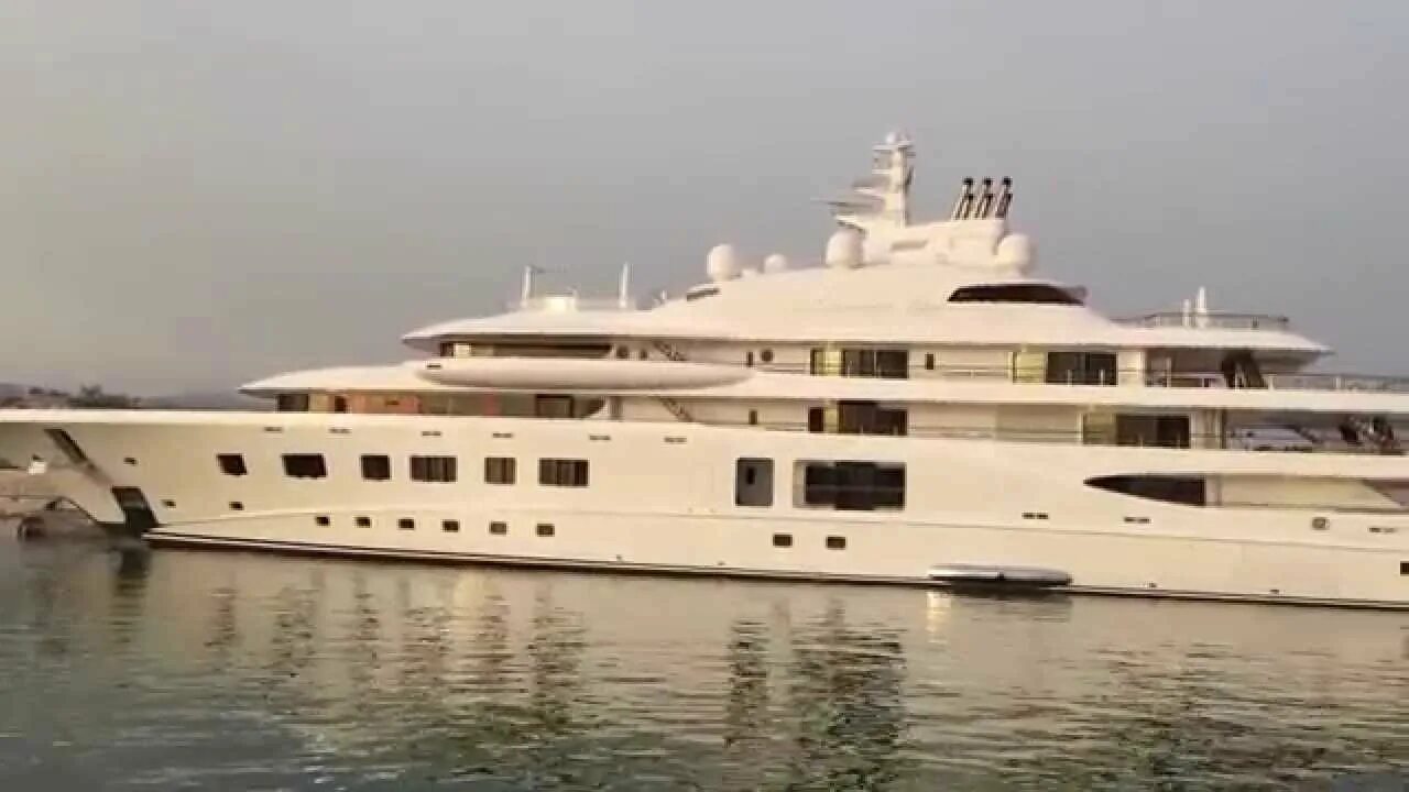 104 метр. Квантум Блю. Квантум Блю владелец. Quantum Blue Buhlmann. 113 Meter long super Yacht Ganymede.