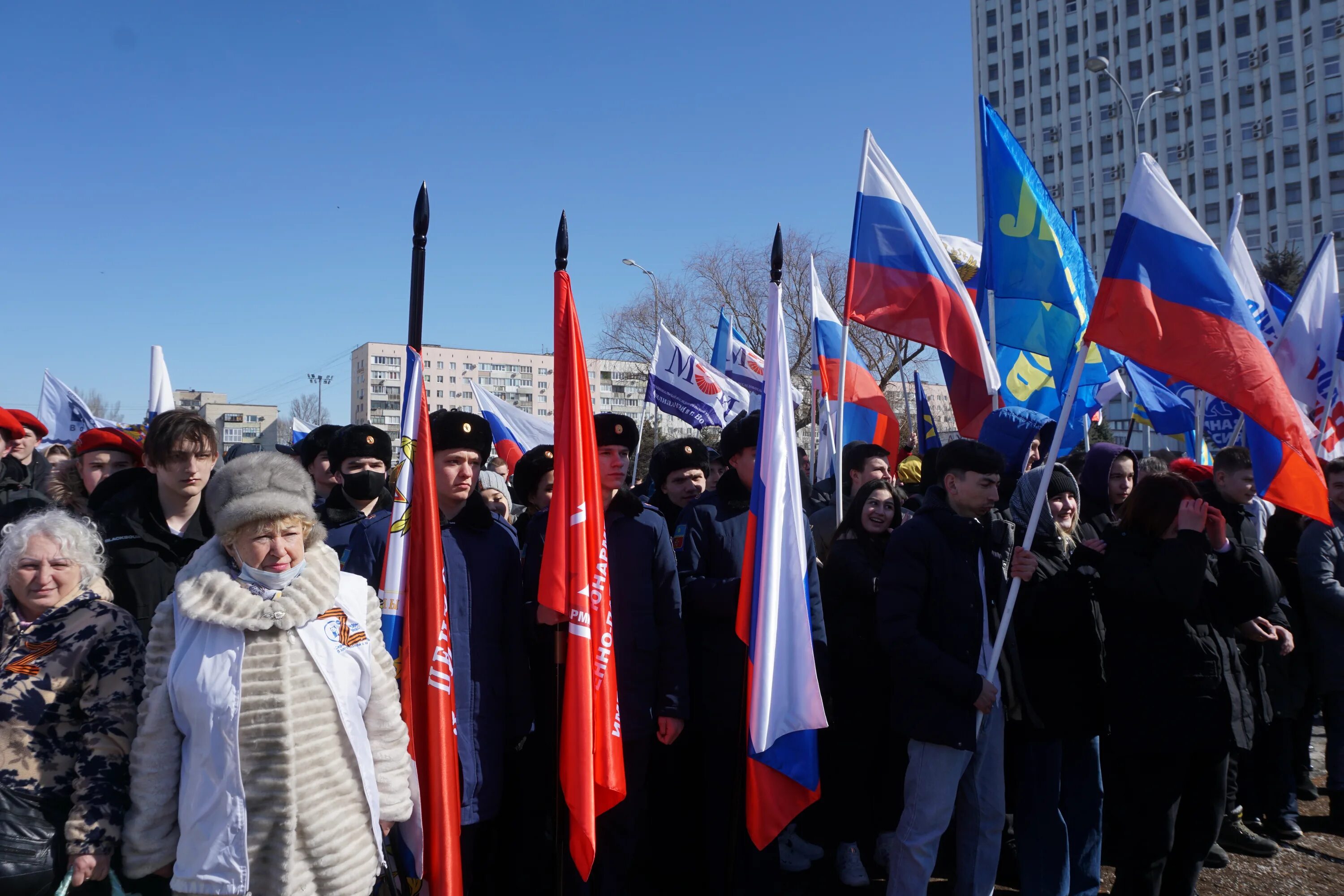 Митинг в поддержку президента. С праздником воссоединения Крыма с Россией. Автопробег воссоединения Крыма с Россией 2015 год. Единство России.