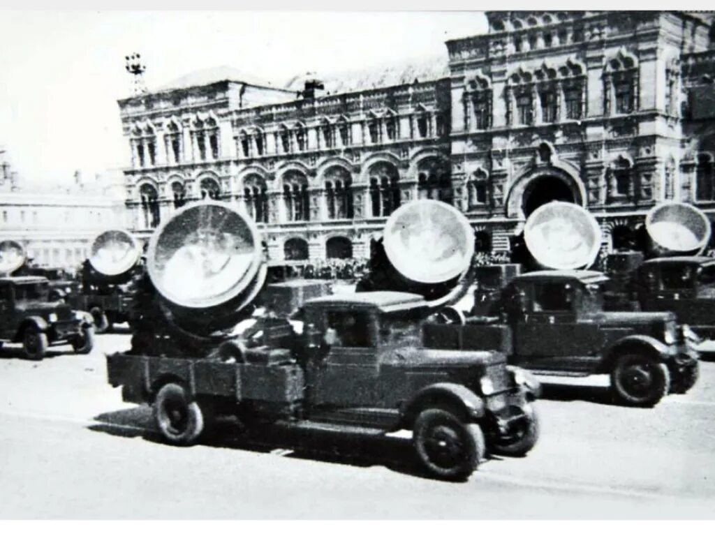 Операция прожектор. Прожектор зенитный 1945. Прожекторная атака Жукова. Прожекторная атака Берлина. Зенитный прожектор 1941.