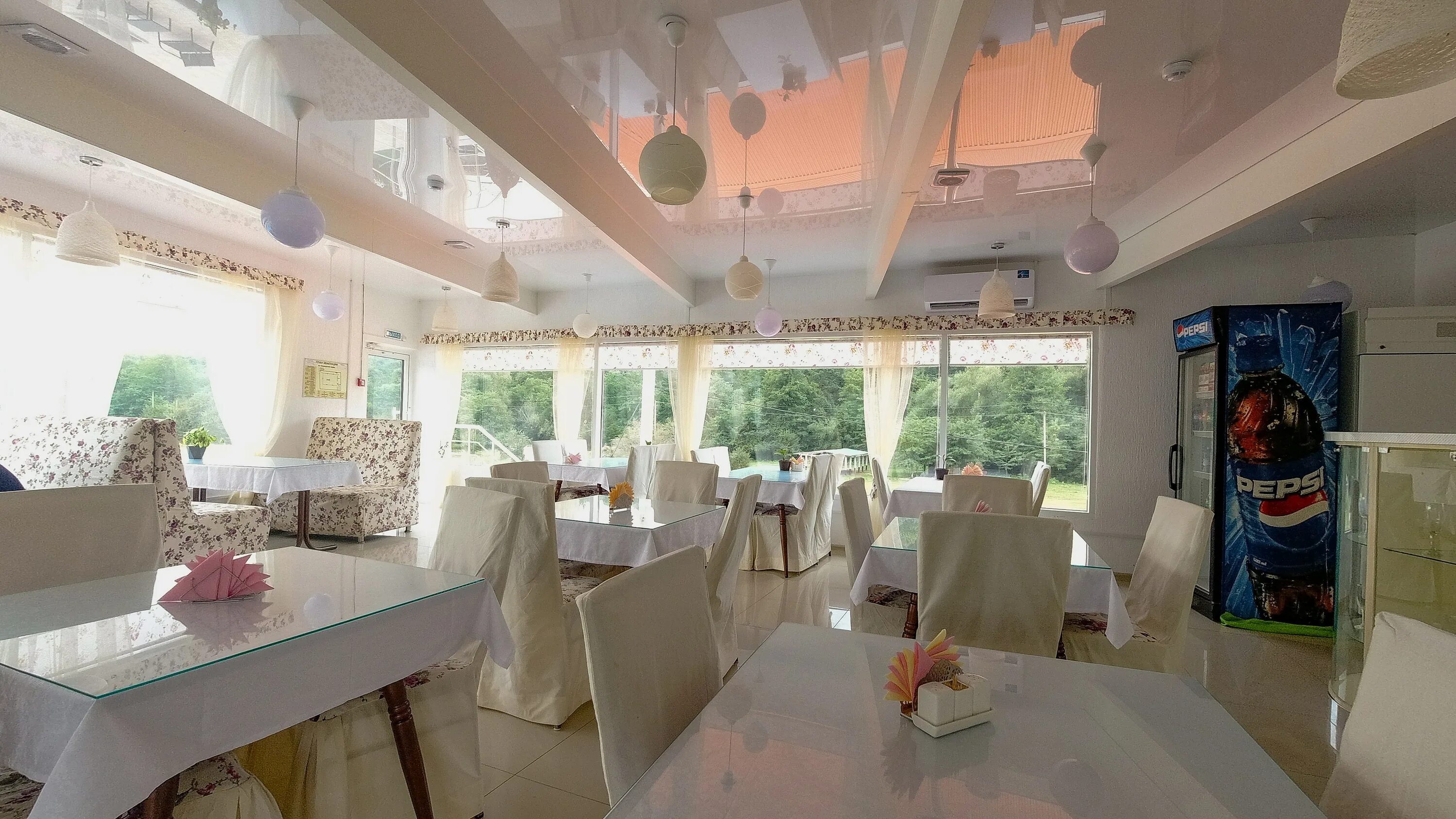 Светлячок шапсугская бассейн. Кафе изба в екатериновке саратовской области. Кафе светлячок. Екатериновка ресторан. Екатериновка ресторан.