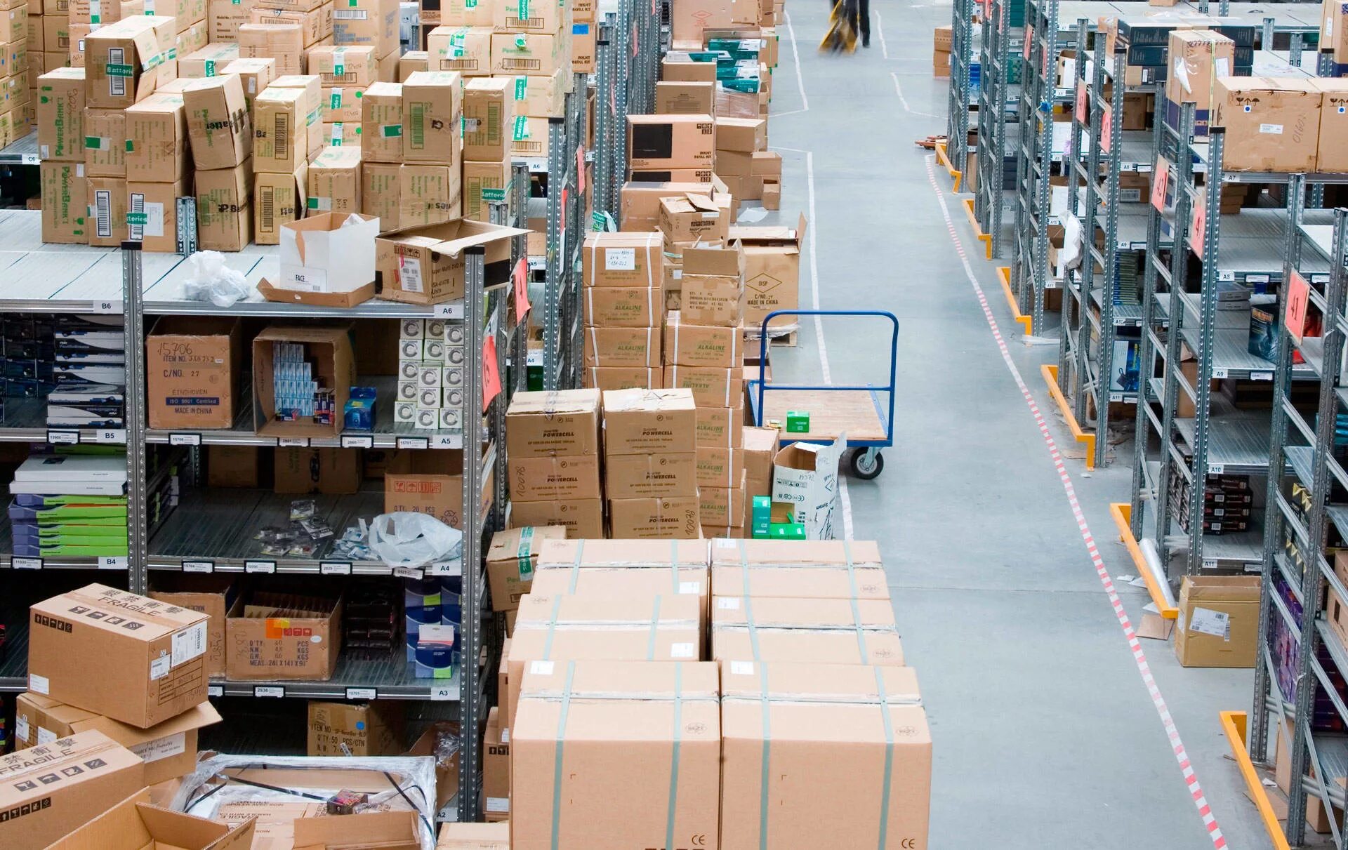 Распродажа складских запасов. Работник склада. Склад товаров. Складское освещение. Со склада перенесли.