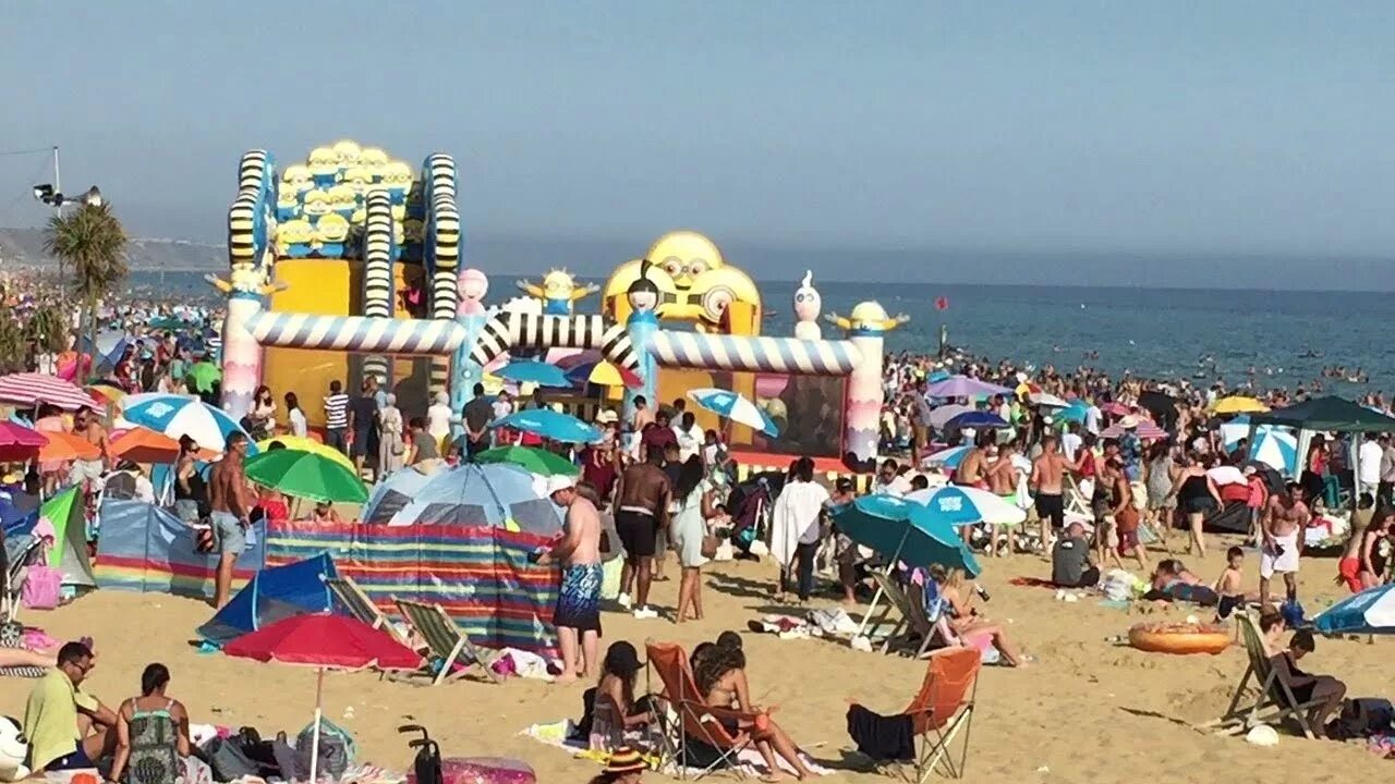 August Bank Holiday в Великобритании. Summer Bank Holidays праздник Великобритании. Late Summer Bank Holiday. 24. Bournemouth Beach, Англия. Summer bank