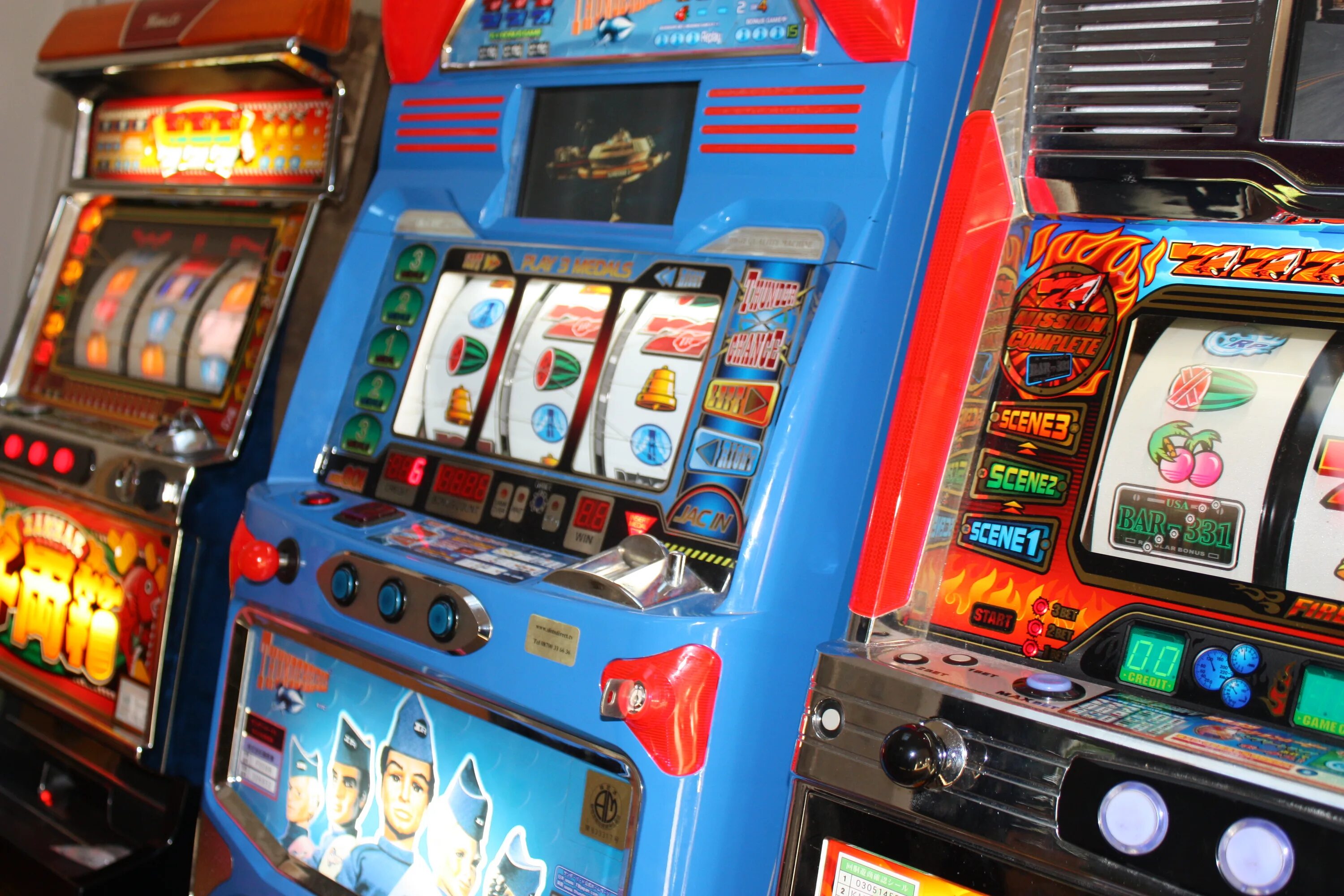 У игрового автомата есть зацепки кролика. Игровые автоматы. Автомат казино. Механические игровые автоматы. Игровые автоматы аппараты.