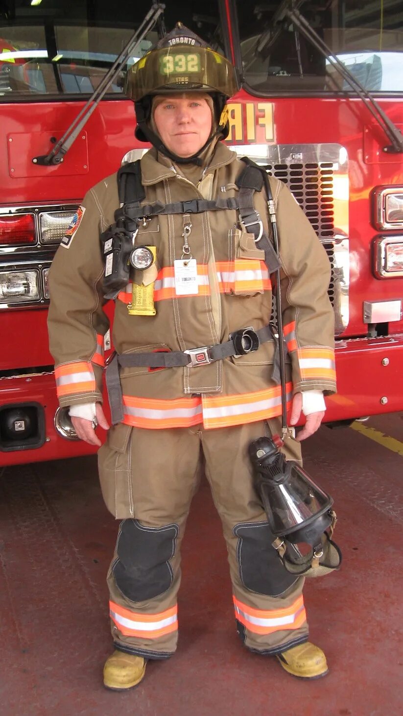 Как выглядит пожарник. Экипировка пожарного. Форма пожарника. Пожарный в полном обмундировании. Униформа пожарного.