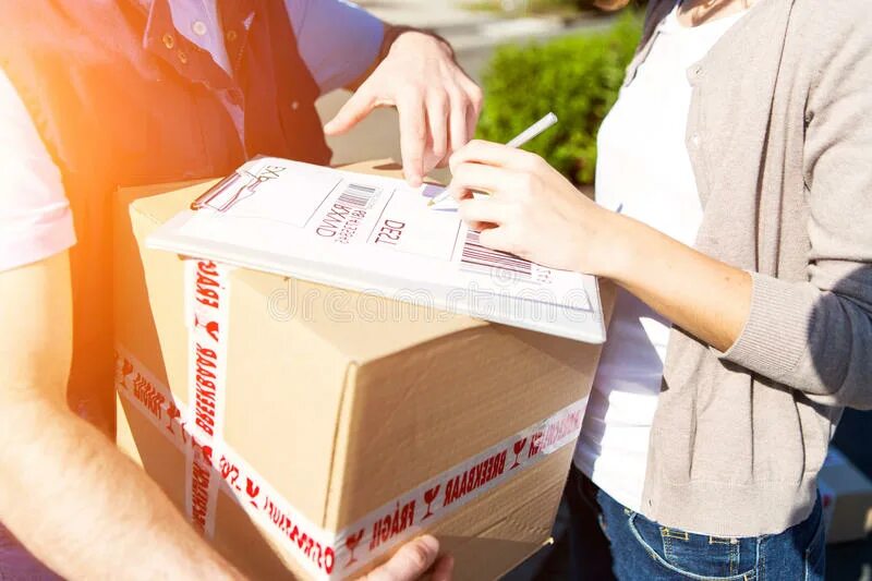 Receive into. Посылка. Переезд в другой город картинки. Перевозка посылок. Доставщик документов.