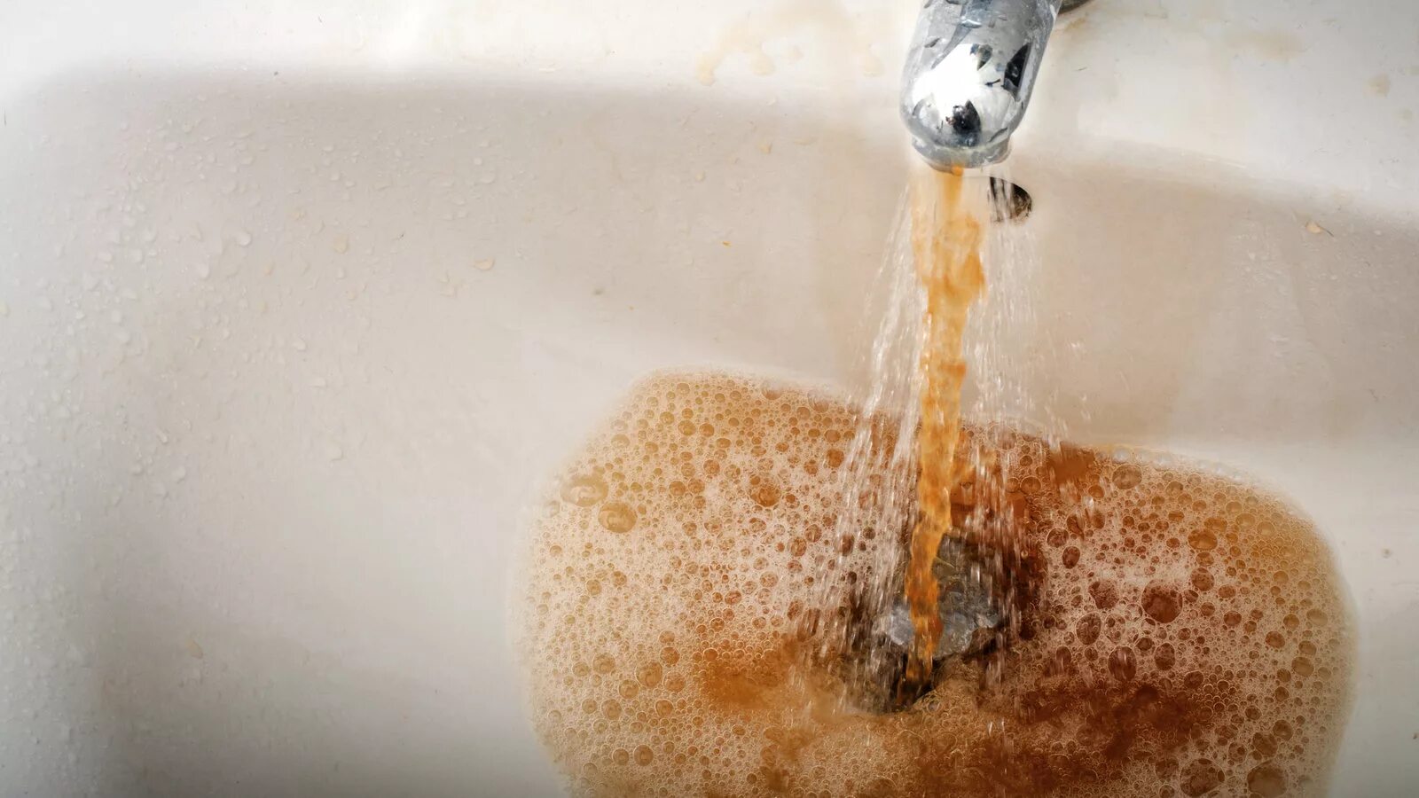 Примеси в воде из под крана. Грязная вода из крана. коричневая вода из крана. некачественная вода из крана. плохая вода.