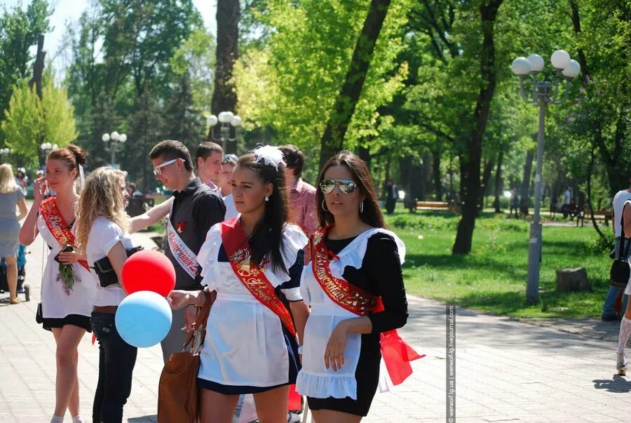 Фотографии 2012 года. Последний звонок. Выпускники 2012. Выпускники украинских школ. Выпускники отмечают.