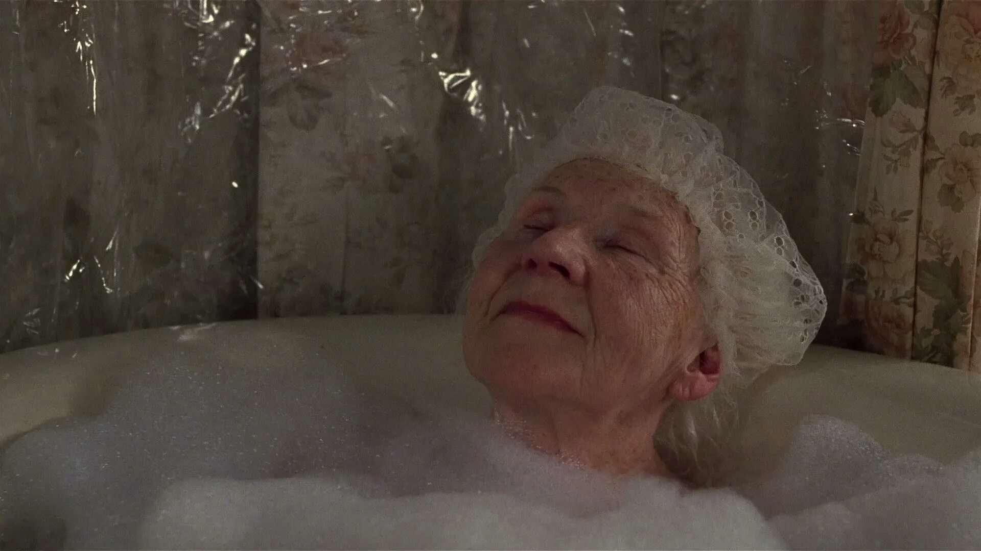 Видео бабка. Бабушка в ванной. Бабки в ванне. Пожилая женщина в ванной. Бабуся в ванной.