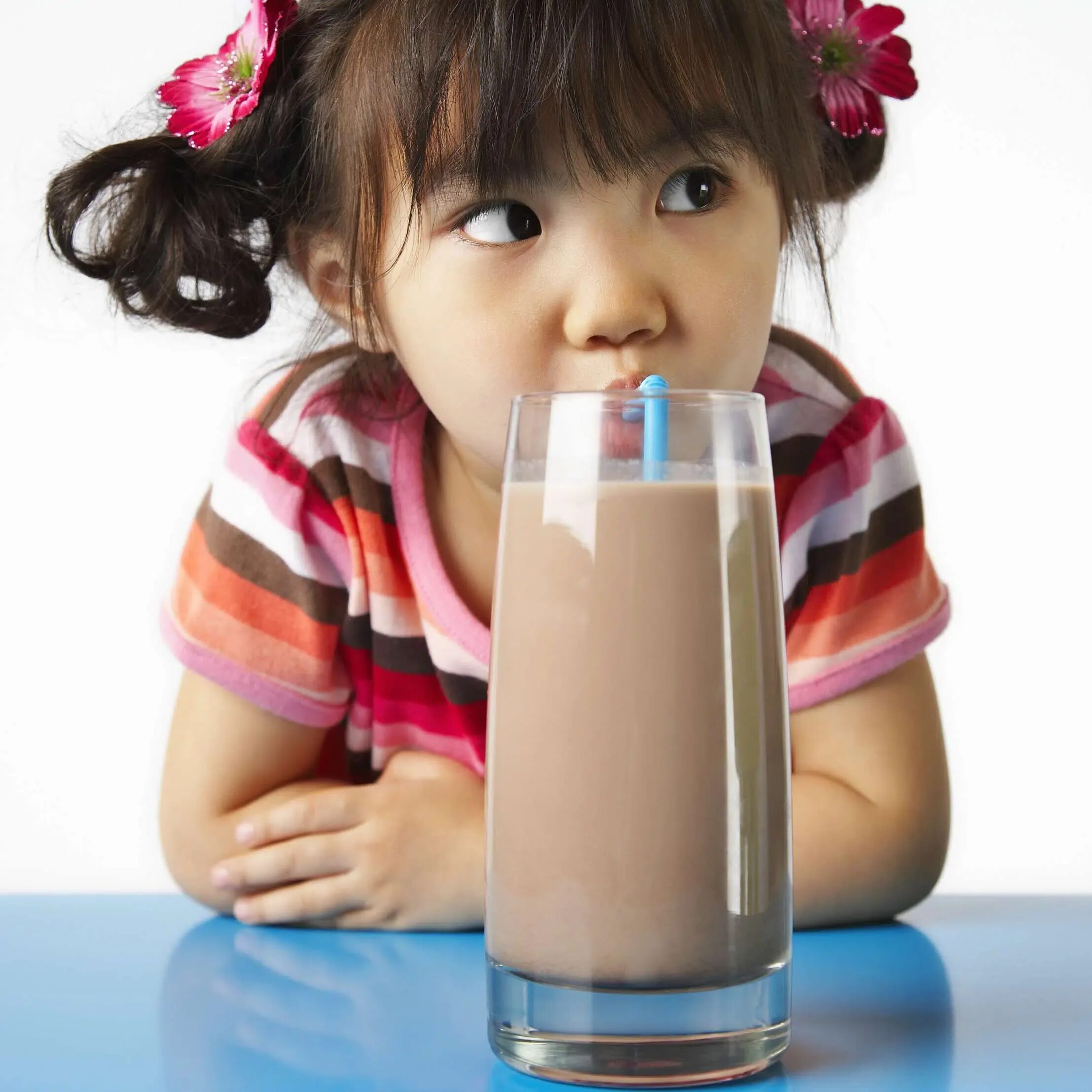 С какого возраста можно ребенку давать какао. Напитки для детей. Ребенок пьет коктейль. Ребенок с молочным коктейлем. Ребенок пьет какао.