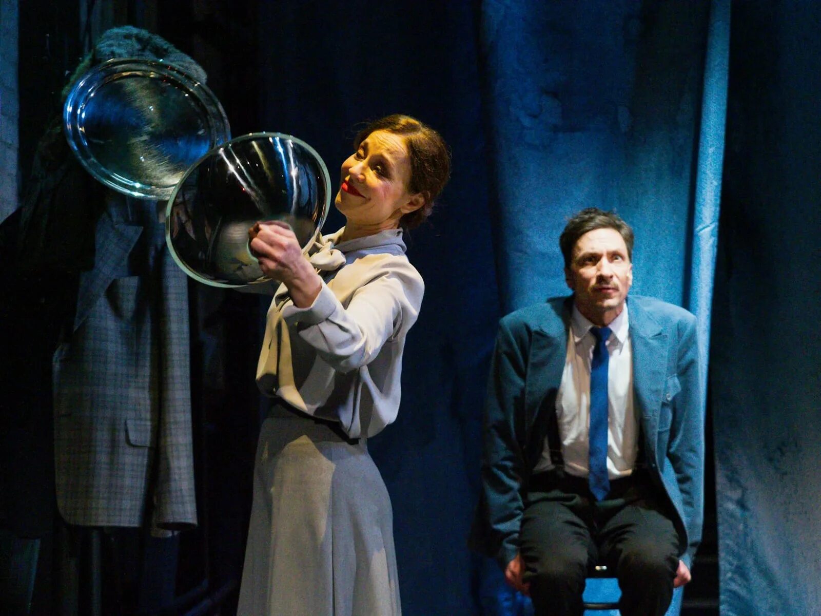 спектакль театра вахтангова "обещание на рассвете". обещание на рассвете спектакль вахтангова. премьера спектакля обещание на рассвете вахтангова. обещание на рассвете театр вахтангова. декорации к спектаклю "обещание на рассвете».