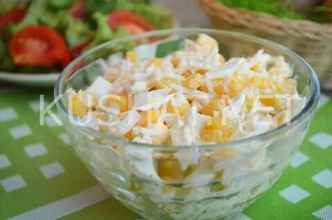 Салат с кальмарами яйцом кукурузой свежим огурцом