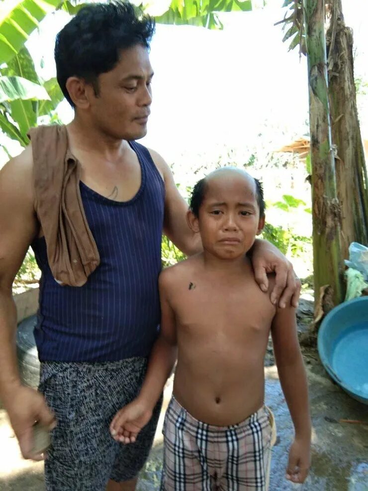 Младший попросил брата. Индонезийский мальчик. Мальчик с Филиппин. Папа подстриг сына. Ребенок подстриг папу.