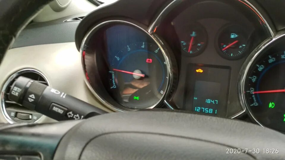Шевроле круз горит. Лампочка давления масла шевроле круз. chevrolet cruze лампа масла. шевроле круз панель зарядки аккумулятора. горит ошибка машина с ключиком на шевроле круз.