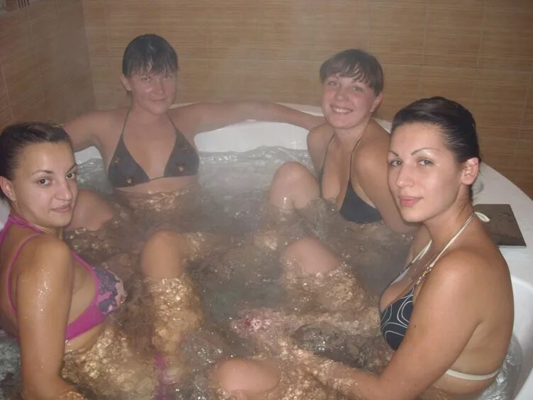 Русские жены в сауне видео. Баня с тёлками. Женщины в сауне частные.