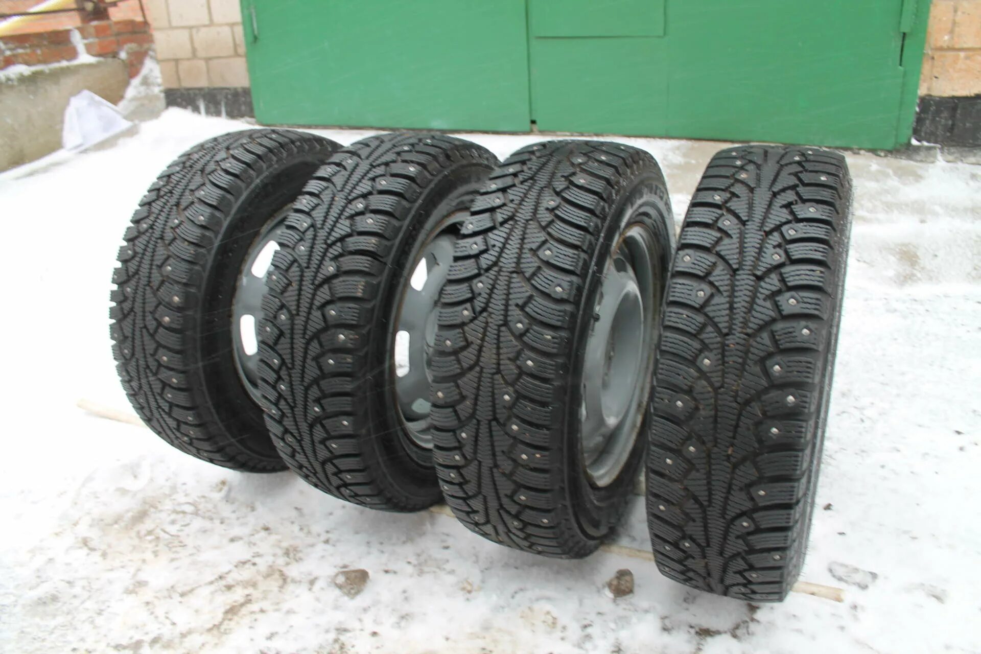 Купить бу шины р15. Hakkapeliitta 5 r13. Nokian r13 175/70 зима. Белшина зимняя р13 шипованная. Резина р13 Nordman.