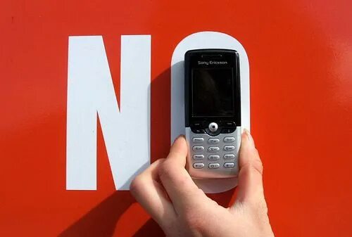 Веселый телефон. Карикатуры на мобильники. Телефонная любовь. Смартфон. Смешные мобильные телефоны.