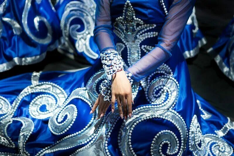 Государственный хореографический коллектив казахстан. Казахский танцевальный костюм женский. Национальные танцы. Казахский народный танец. Казахская танцевальная музыка.