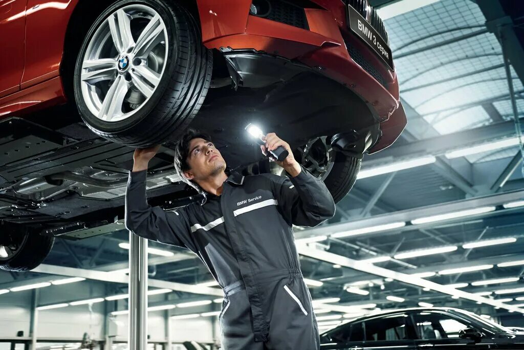 ремонт машины. профессия автомеханик. автомобиль в сервисе. автосервис люди. автосервис.