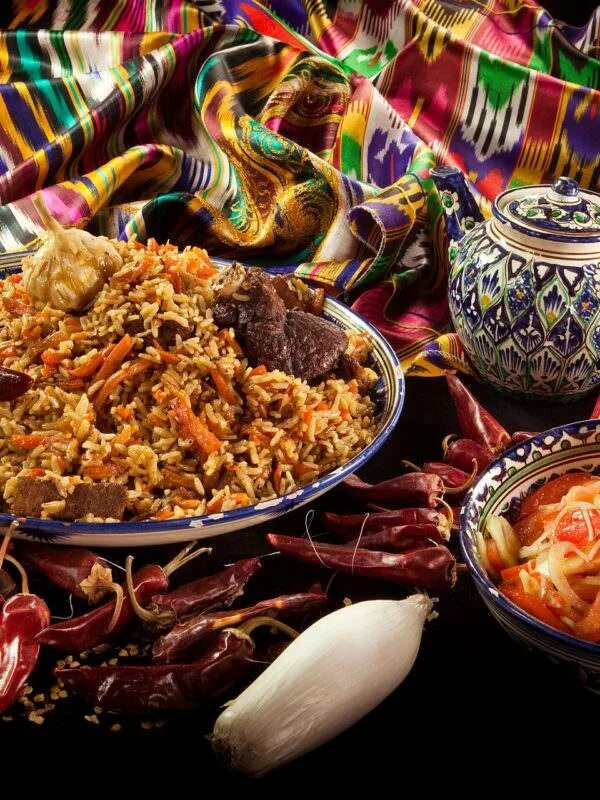 Большой по узбекски. Восточная кухня. Узбекская кухня. Плов на столе. Узбекская Национальная кухня.