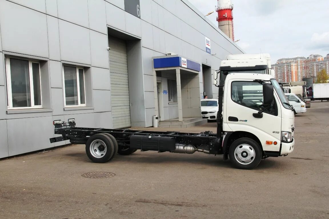 Купить грузовик категории б. Хино 300 шасси. Шасси Hino 300 730. Hino 300 650. Хино 300/650 шасси.