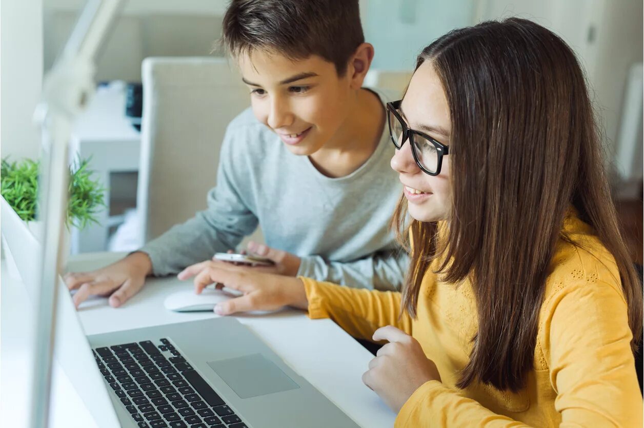 Подростки хотят заниматься. Подросток за компьютером. Подросток и компьютер. Подросток с ноутбуком. Школьник за компом.