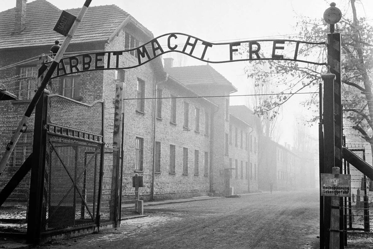 Лагерь Аушвиц-Биркенау в Освенциме труд. Arbeit macht frei Аушвиц. Ворота концлагеря Аушвиц (Arbeit macht frei). Арбайт Махт Фрай на воротах Освенцима.