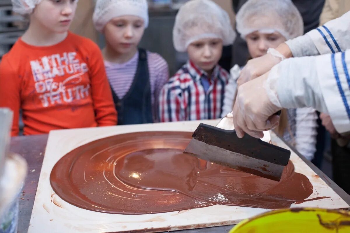 Классы шоколада. Шоколадная фабрика реж. Шоколадная фабрика город реж. Шоколадная фабрика Йошкар Ола. Шоколадный музей реж.