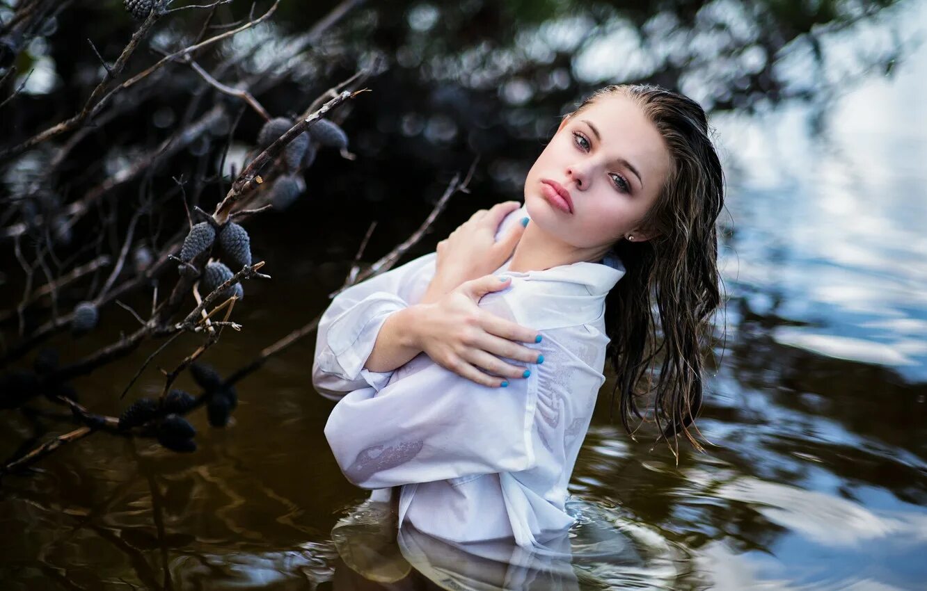 Кристофер Ранкин. Девушка в воде. Фотосессия в воде. Фотосессия в воде в рубашке. Девушка русская вода