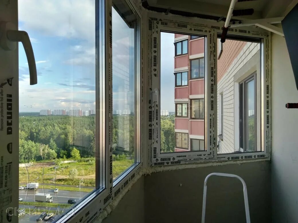 Алюминиевые балконы с выносом фото. Пластиковый балкон с выносом. Isolkon okna olkon. Олкон балконы челябинск. Isolkon okna olkon.