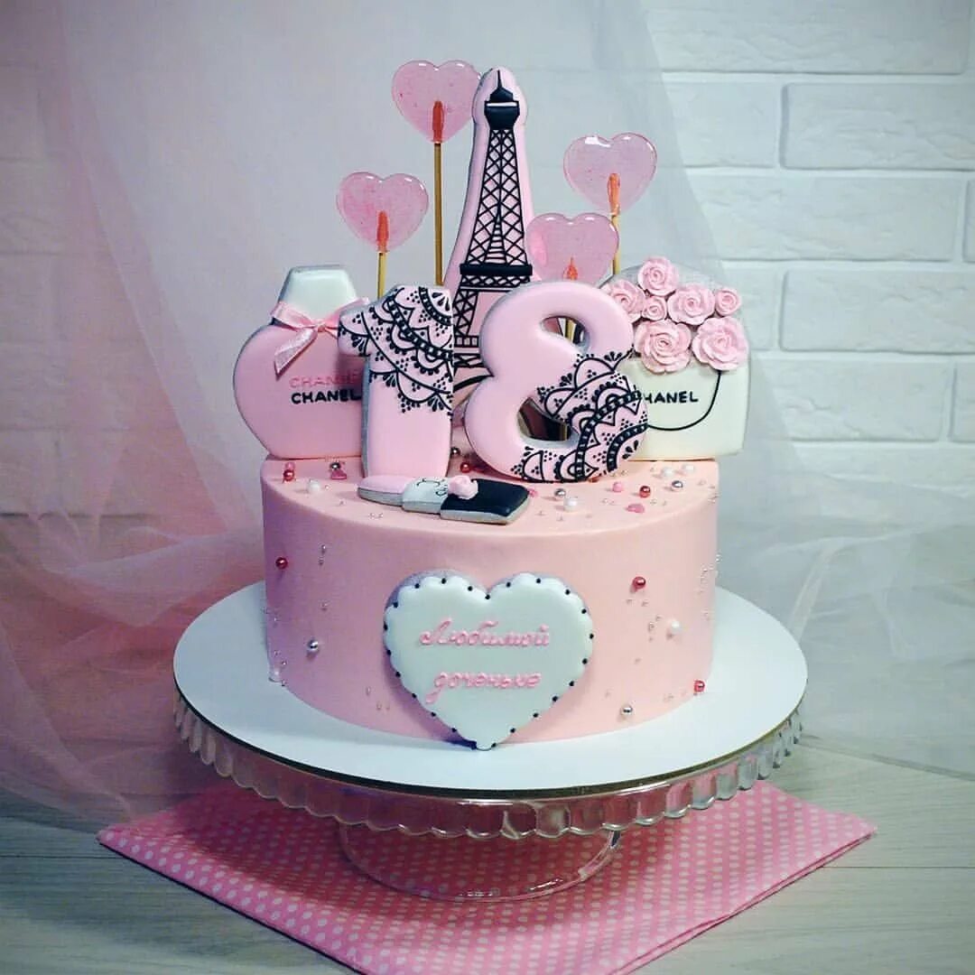 Торт на год с девушкой. Тот для девочки красный. Торт с ягодами для девочки. Торт с именами. Торт с топперами.