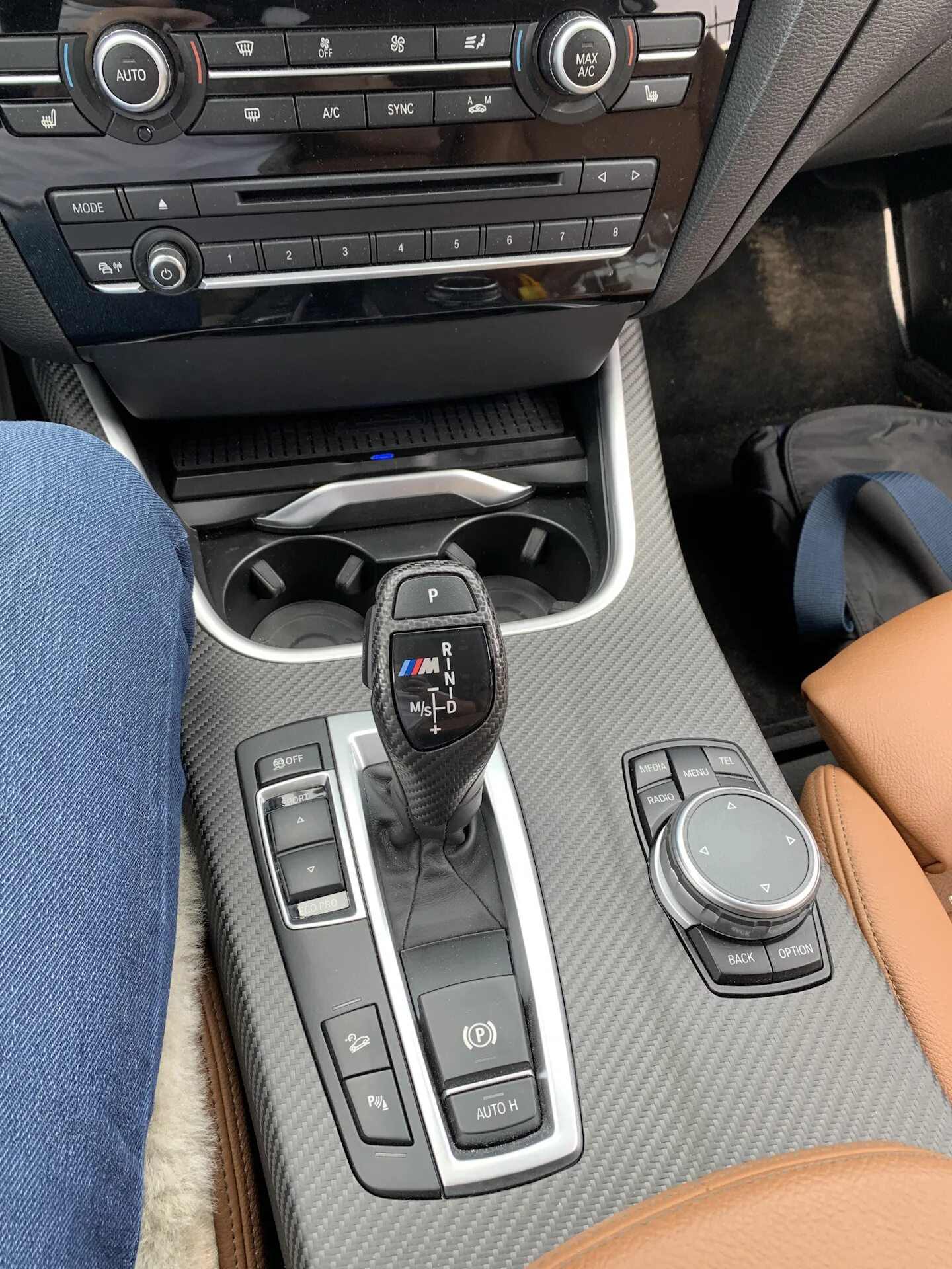 Куплю бмв автомат. Прикуриватель BMW x2. Беспроводная зарядка BMW f26 x4. Ручка АКПП М перфоманс BMW x4 f26. БМВ автомат салон.