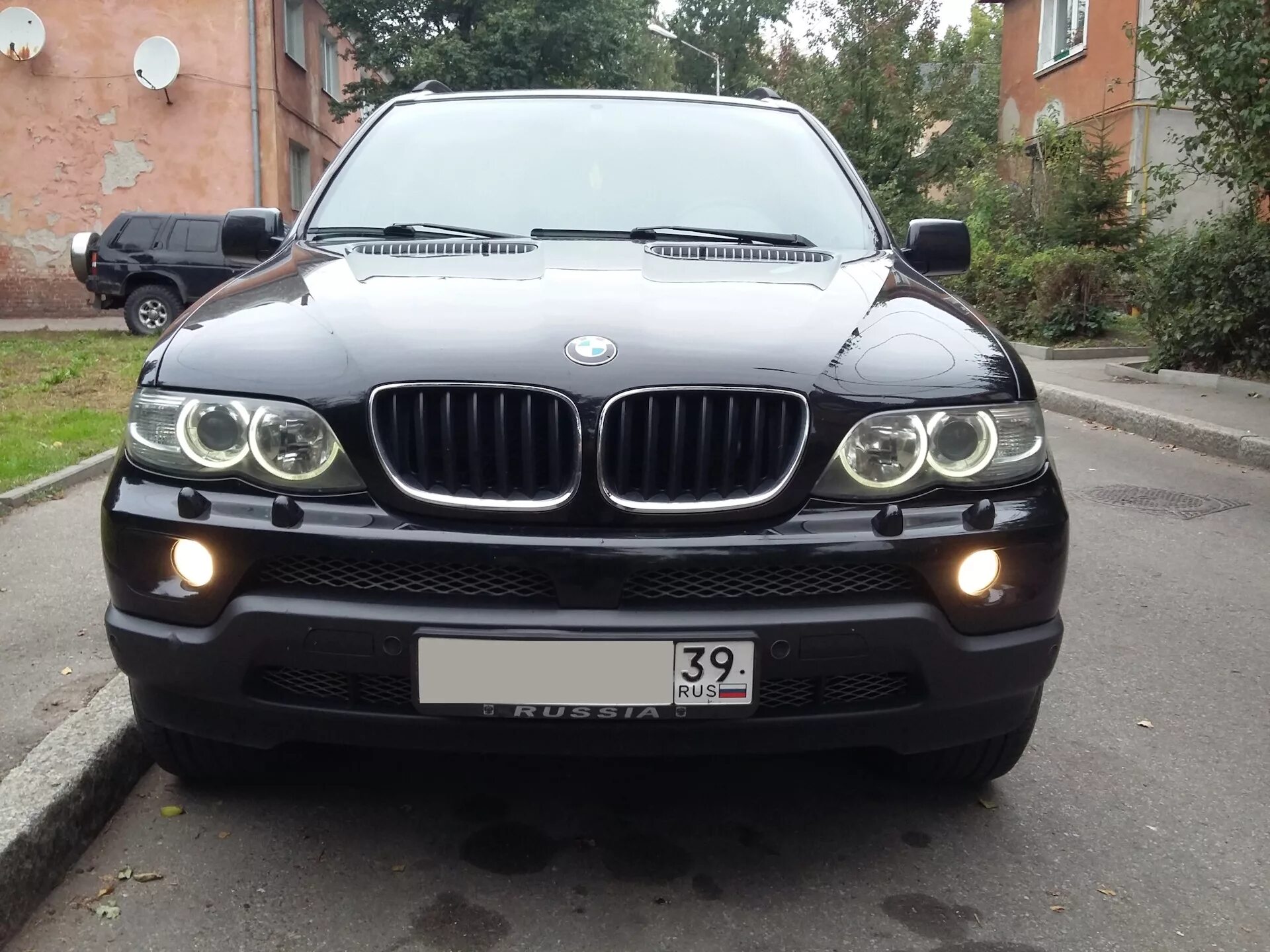 Глазки е53. BMW x5 e53 ангельские глазки. Е53 глазки. Ангельские глазки БМВ х5 е53. Ангельские глазки е53 дорестайл.