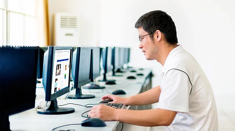 Hi работа. Hi работа. Ион in front of computer. Hi работа. Парень у монитора.