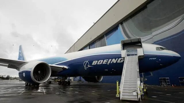 Рейс mu 592. Самый длинный самолет United Airlines. Боинг 777-200 Дубай Нью Йорк. Create Rockford Airport Boeing-777. Зимой Боинг 777 взлёт.