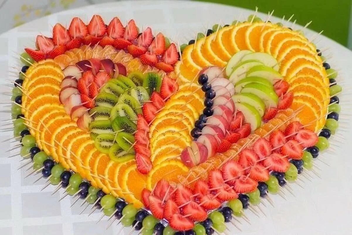 Нарезка фруктов на стол